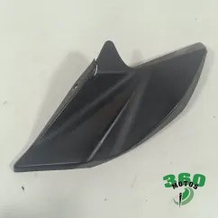 Embellecedor faro derecho