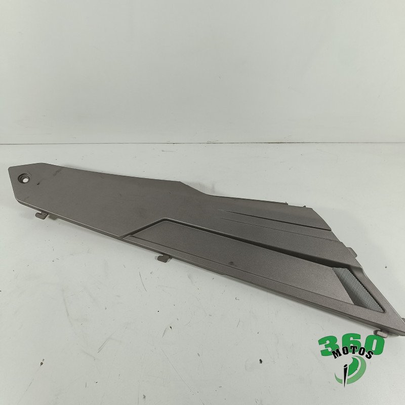 Cacha bajo asiento derecha Cacha bajo asiento derecha