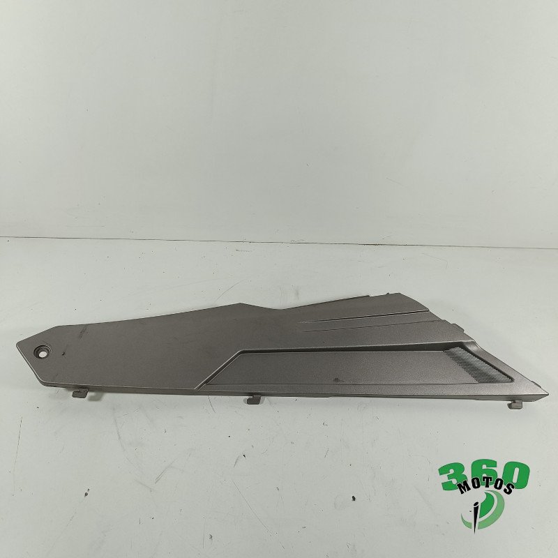Cacha bajo asiento derecha Cacha bajo asiento derecha