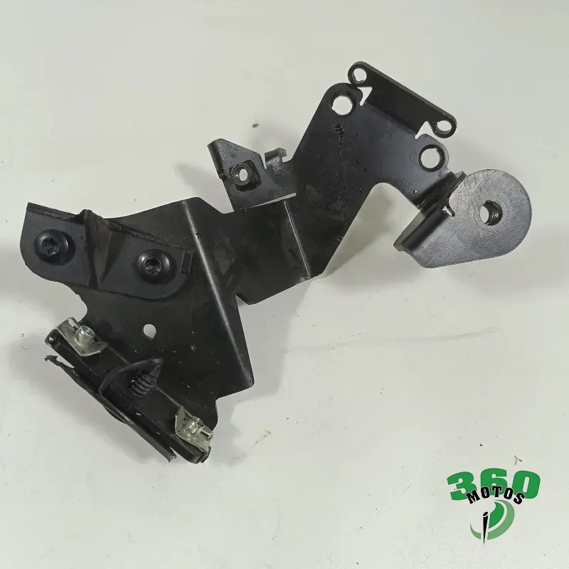 Soporte embellecedor deposito izquierdo Soporte embellecedor deposito izquierdo