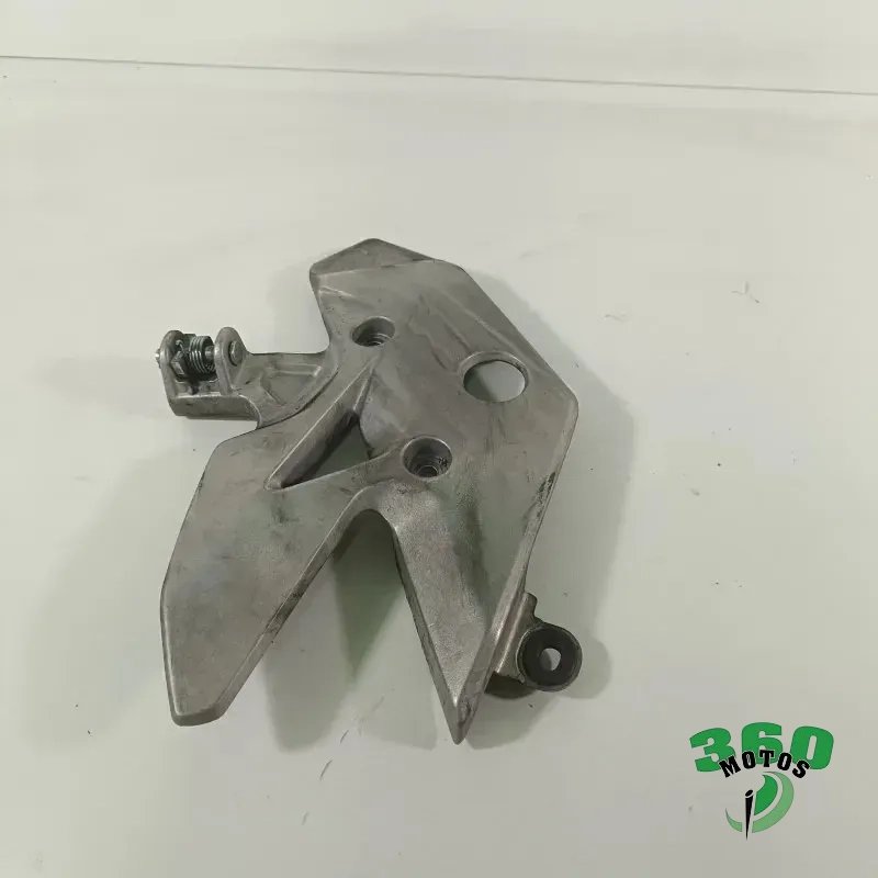 Soporte estribera delantero izquierdo
