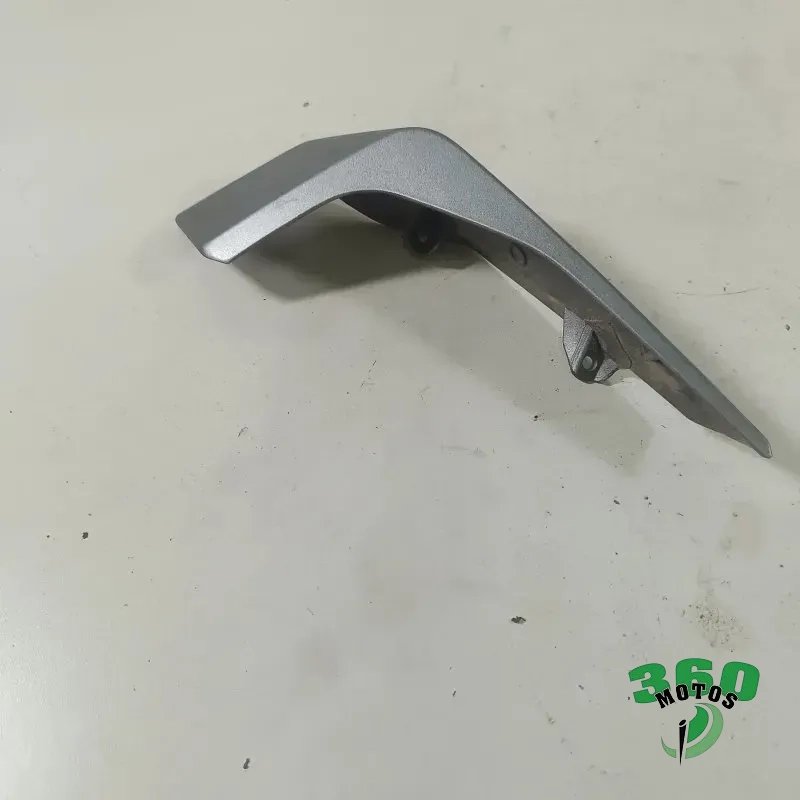 Embellecedor faro izquierdo