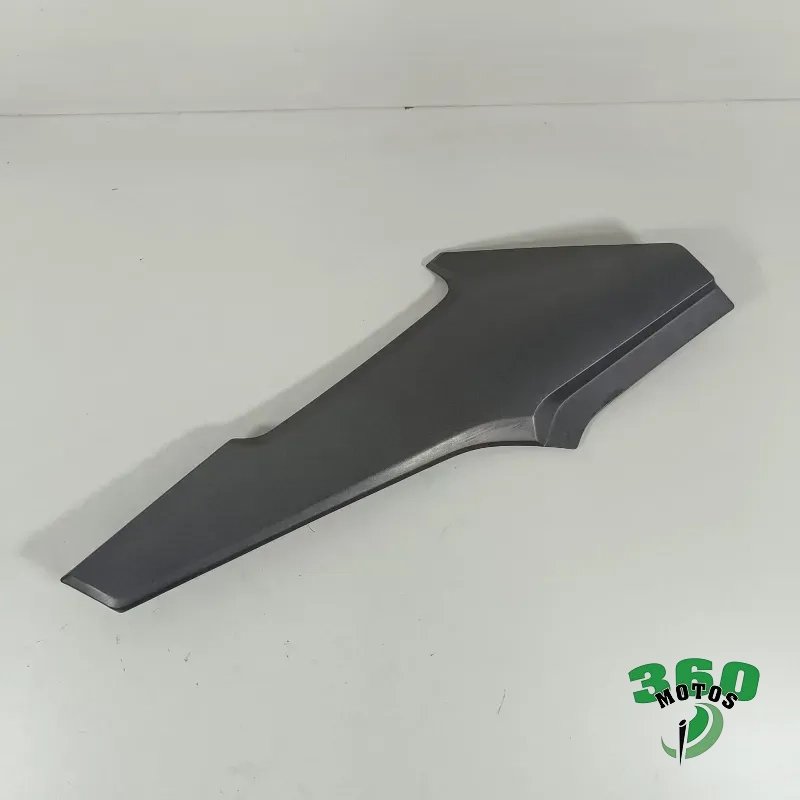 Cacha bajo asiento derecha Cacha bajo asiento derecha