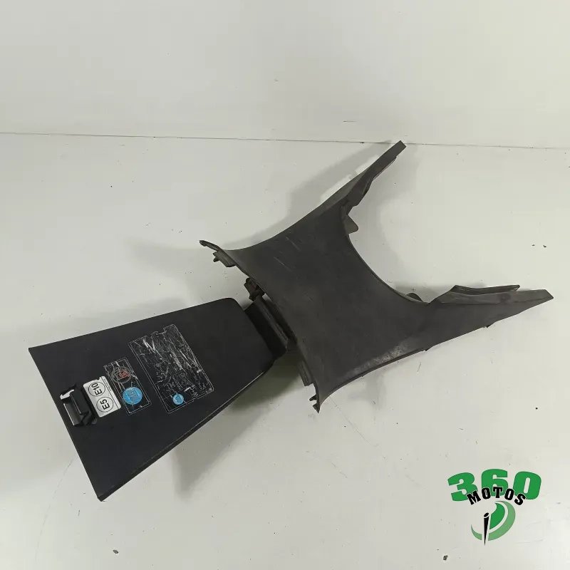 Embellecedor bajo asiento